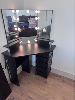 Vanity w/ Mirror and Lights