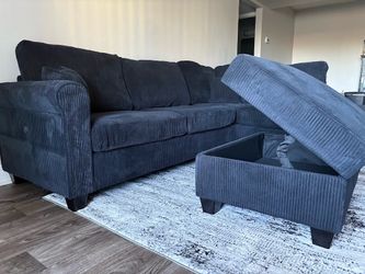 NEW Black 3pc Sectional Set w/built-in USB port and Storage Ottoman
