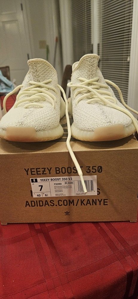 Yeezys 350 WOMANS SIZE BOOST 350