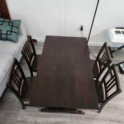 Children Study Table （Rooms To Go :  600$)