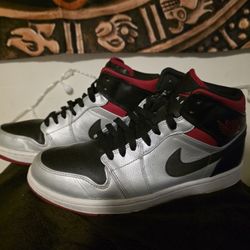Jordan 1 Mid 8.5m