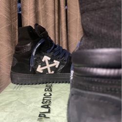 Off-Whites Men Size 9 Black sneakers.