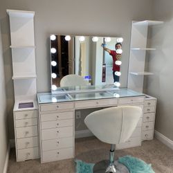 Amazing Perfect Makeup Vanity Mirror Set!