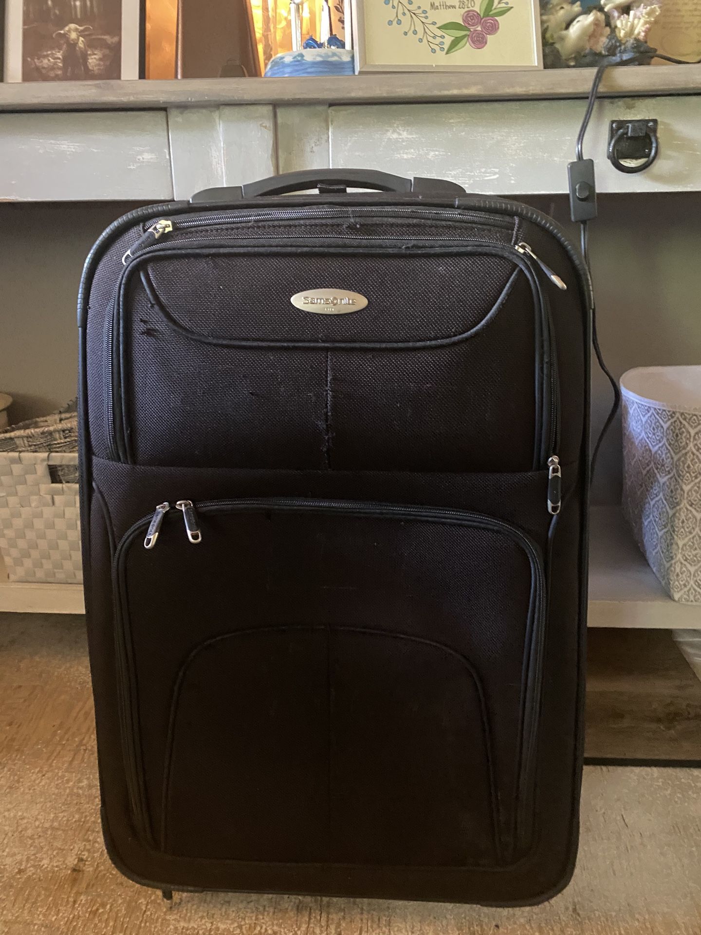 Samsonite Suitcase Roller Med Check bag.  