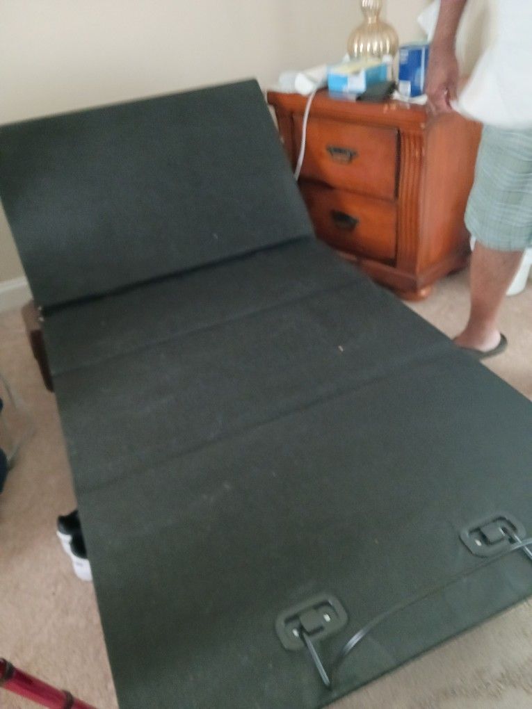 2 Twin Platforms Beds With Elevated Head Raise