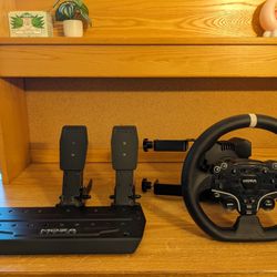 Moza R5 Sim-Racing Wheel+Pedals