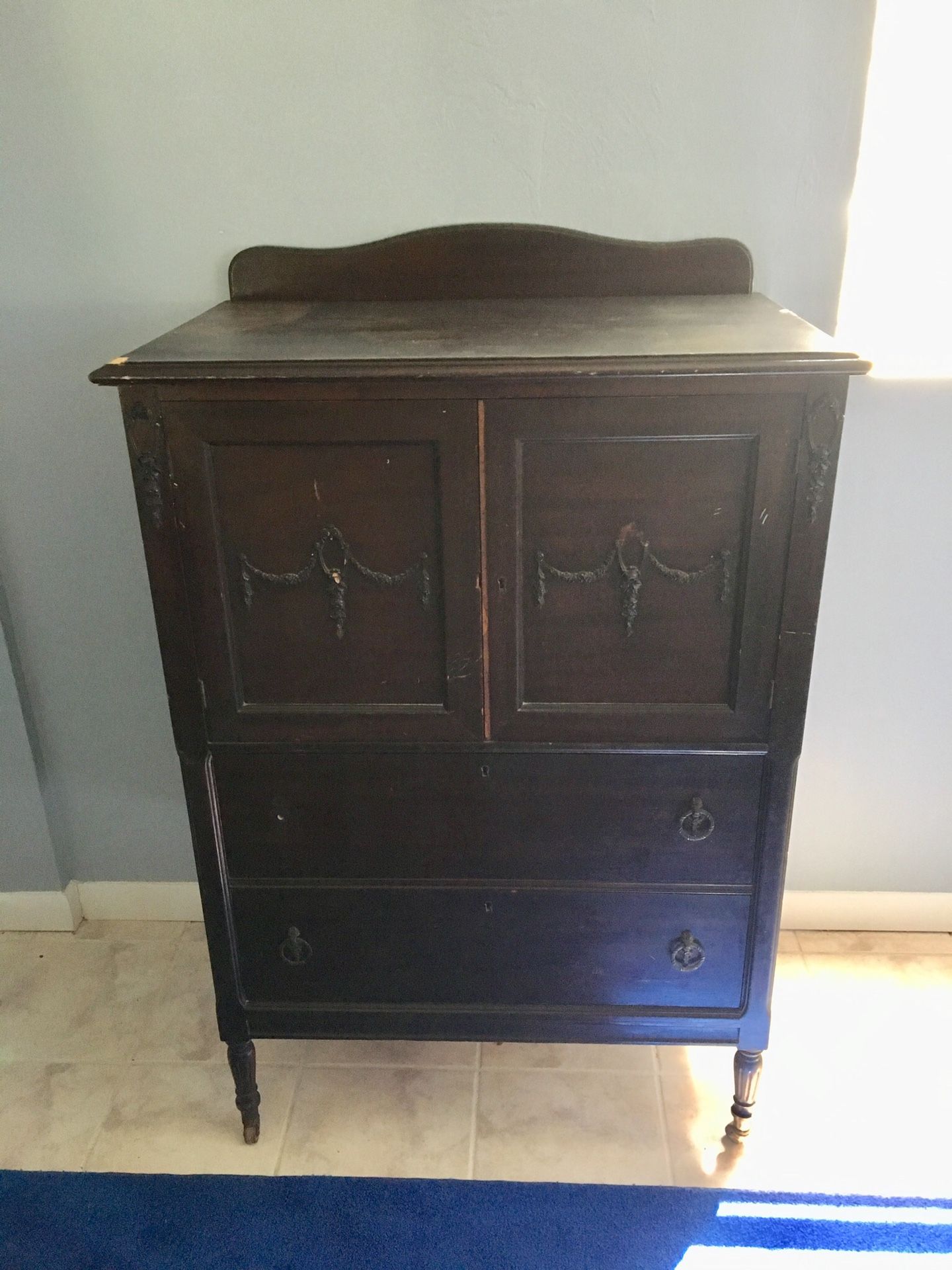 100 yr Antique mahagany wood hutch/dresser