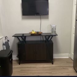 32” Roku Tv And Wooden Table