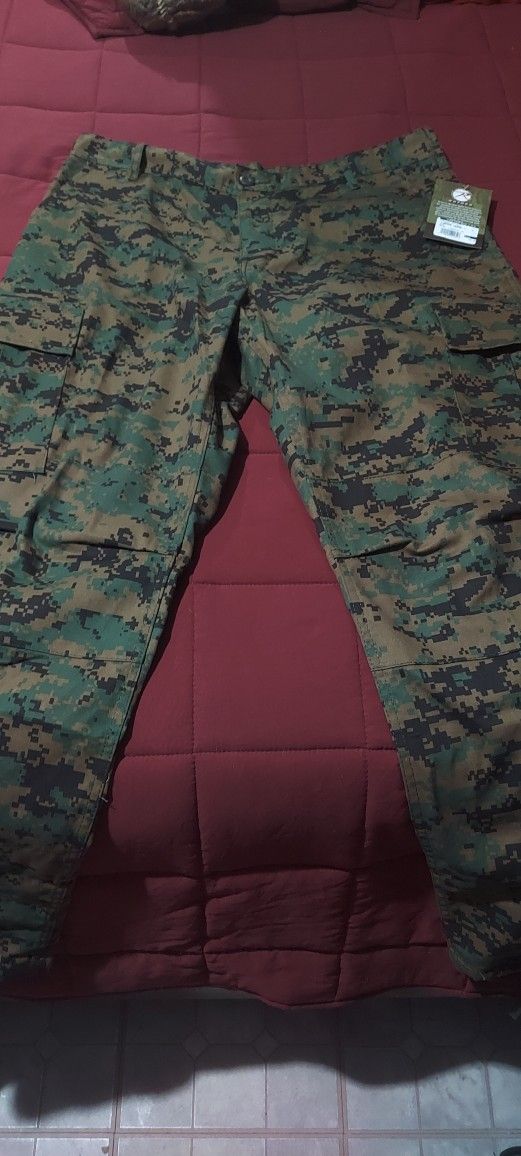camo pants brand new large