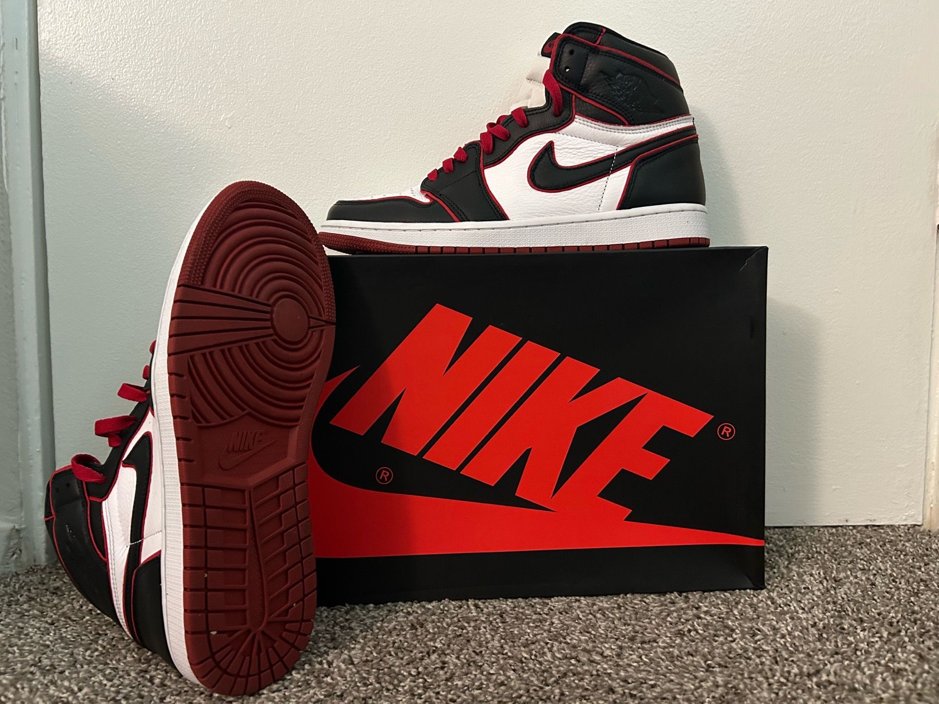 Air Jordan 1 Retro High OG Bloodline 2019 - Size 10