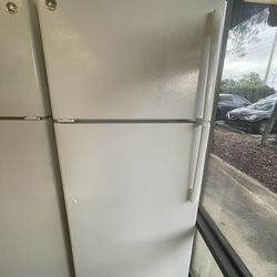 GE TOP BOTTOM FRIDGE WHITE 