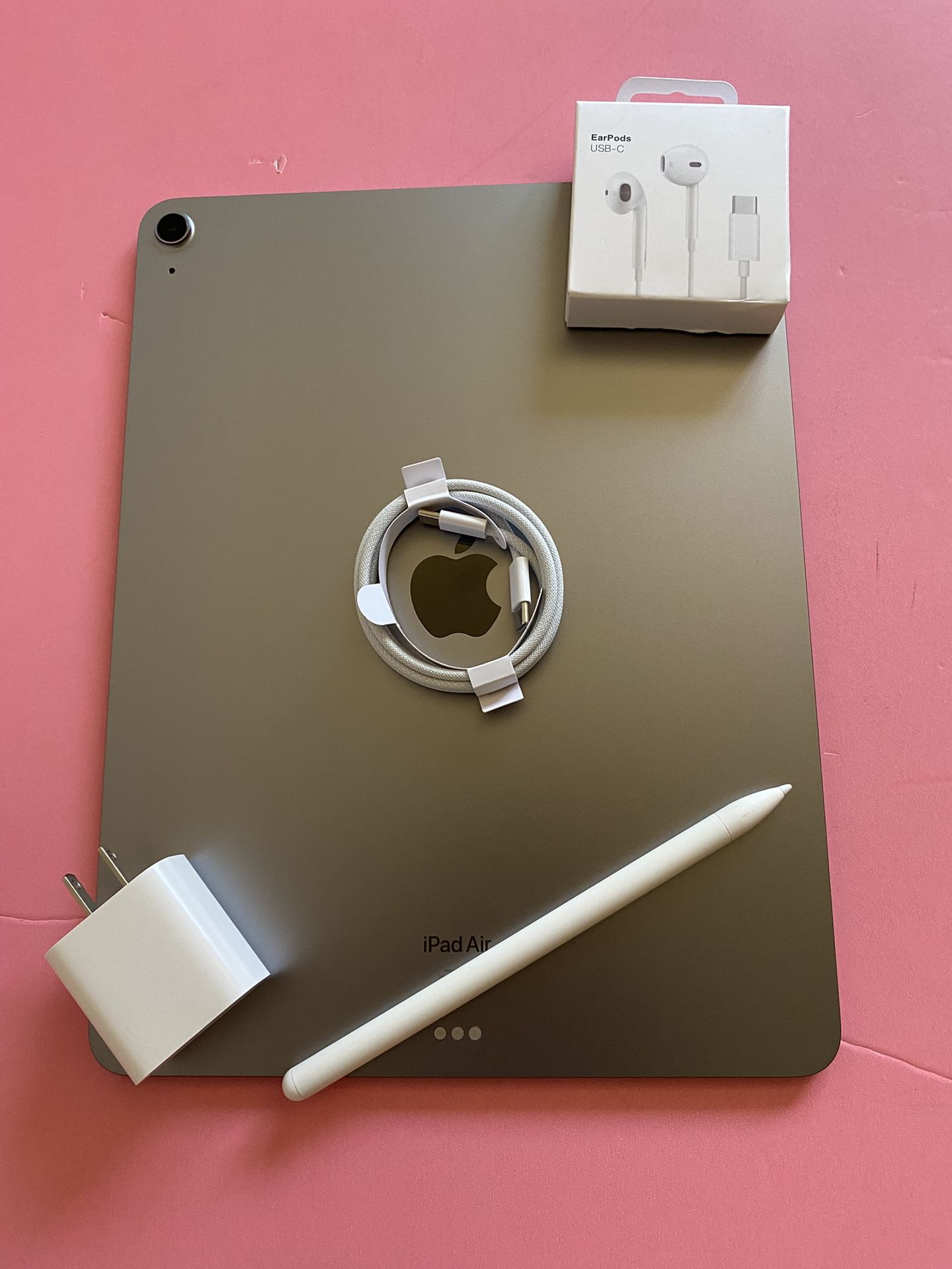 Apple IPad Air 13” (M2 chip / 2024  model) 128GB with Pen, keyboard & Accessories (warranty 10/2025)