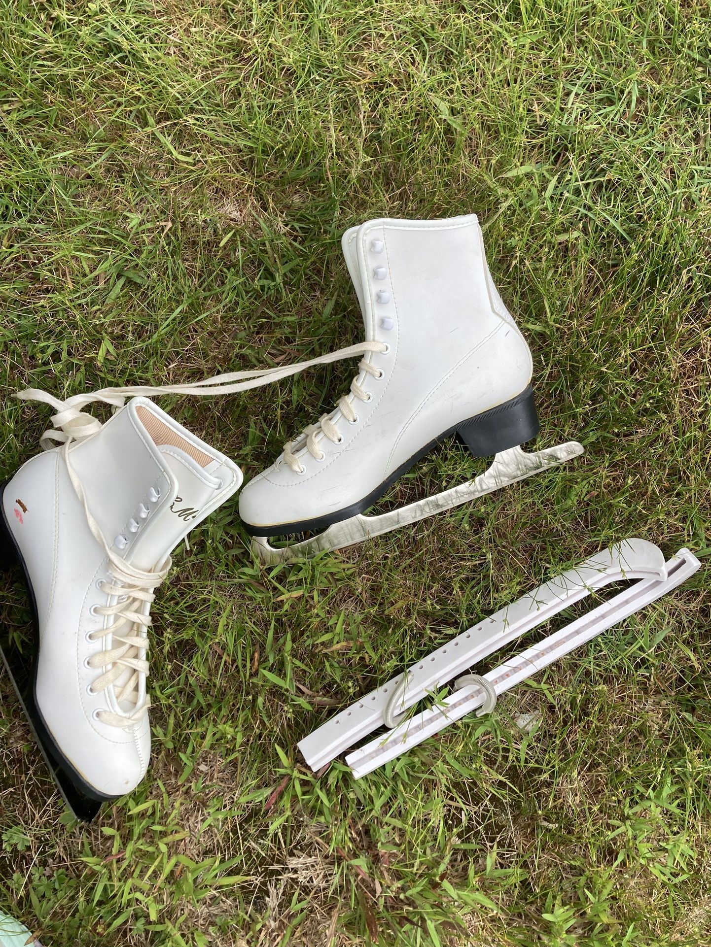 CCM Women’s Ice Skates W/Bladeguard