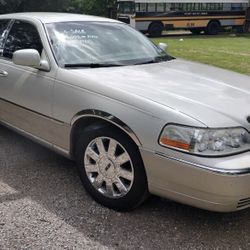 Super Clean Lincoln Town-Car/170k Miles! 