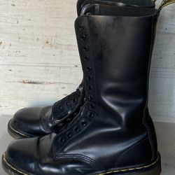 Size 11 (men’s)  DOC MARTIN Boots
