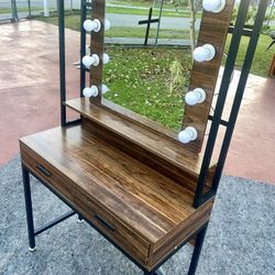 Vanity Mirror Makeup 