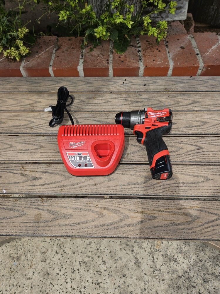 Milwaukee M12 Fuel Hammer Drill Kit