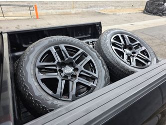 20" CHEVY Trailboss Z71 OEM w- 33" Bridgestone tires