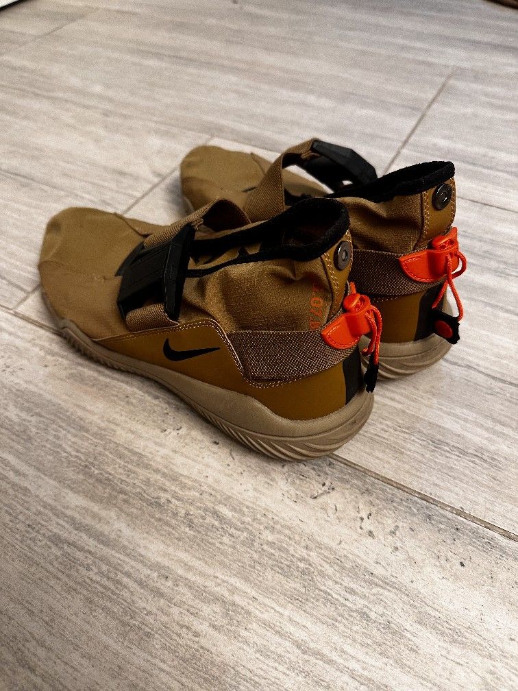 Nike ACG Size 8