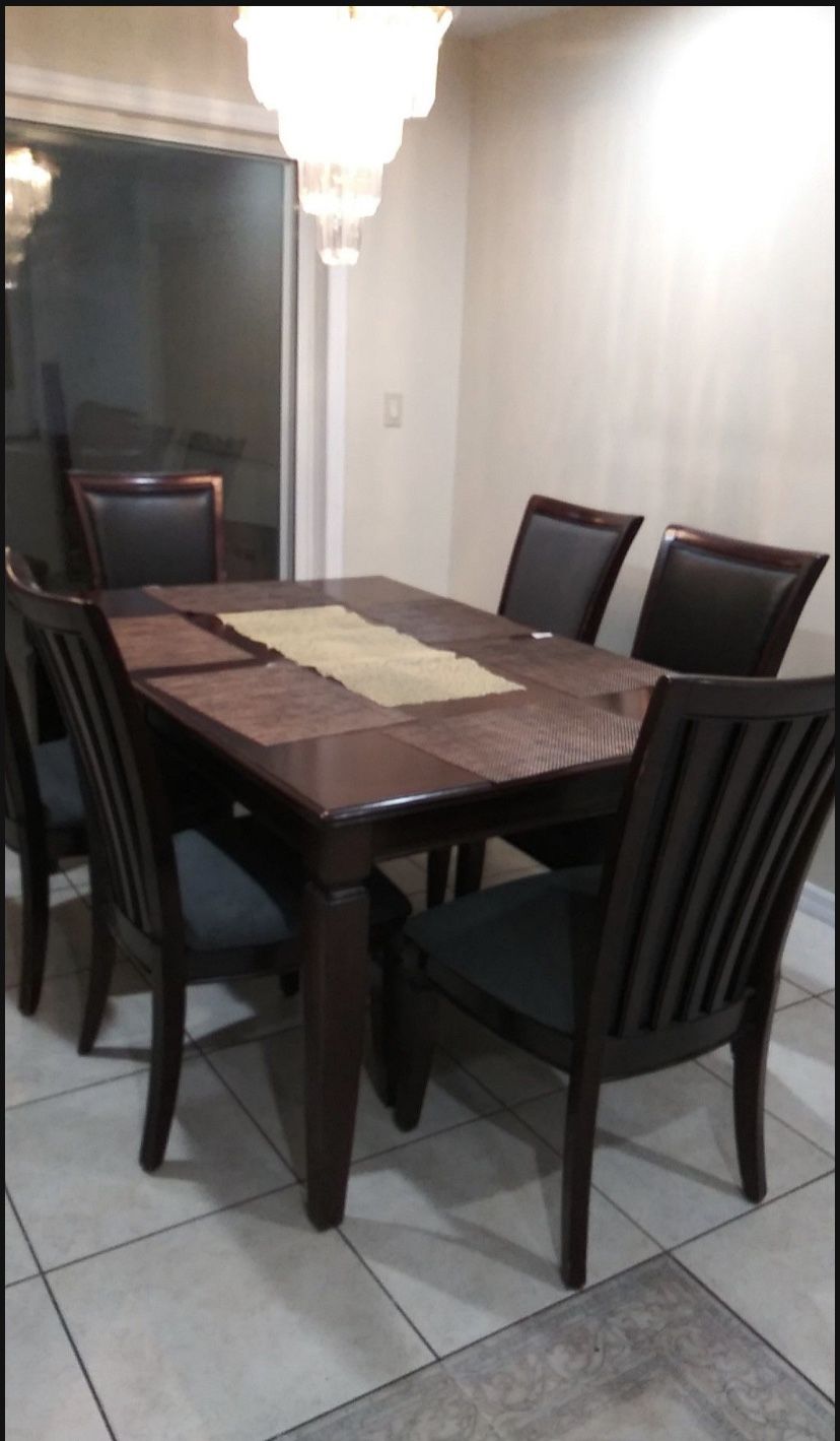 Dinning room With 5 Chairs