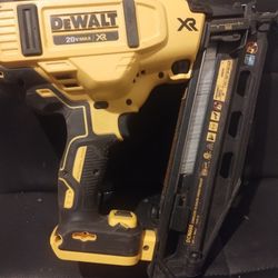 20V MAX XR Lithium-Ion Electric Cordless 16-Gauge Angled Finishing Nailer (Tool Only)