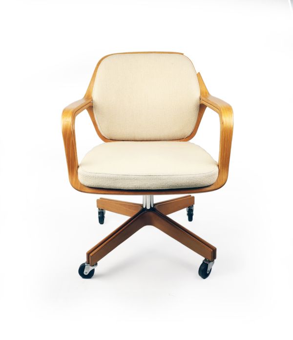 White Petitt 1105 Desk Chair For Knoll International For Sale In