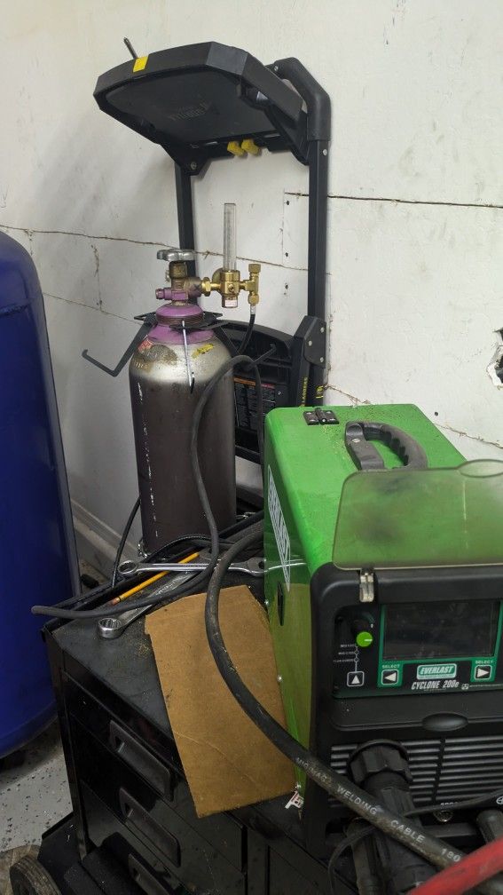Everlast Cyclone 200e 110v/220v Mig Welder