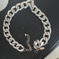 Beautiful GUESS SILVER NECLES!!