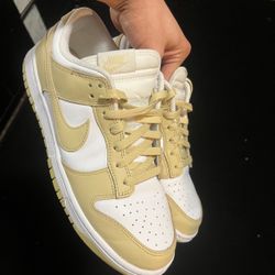 KHAKI AND WHITE DUNKS SIZE 9 MEN