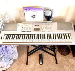 YAMAHA Portable Grand DGX-205 Keyboard