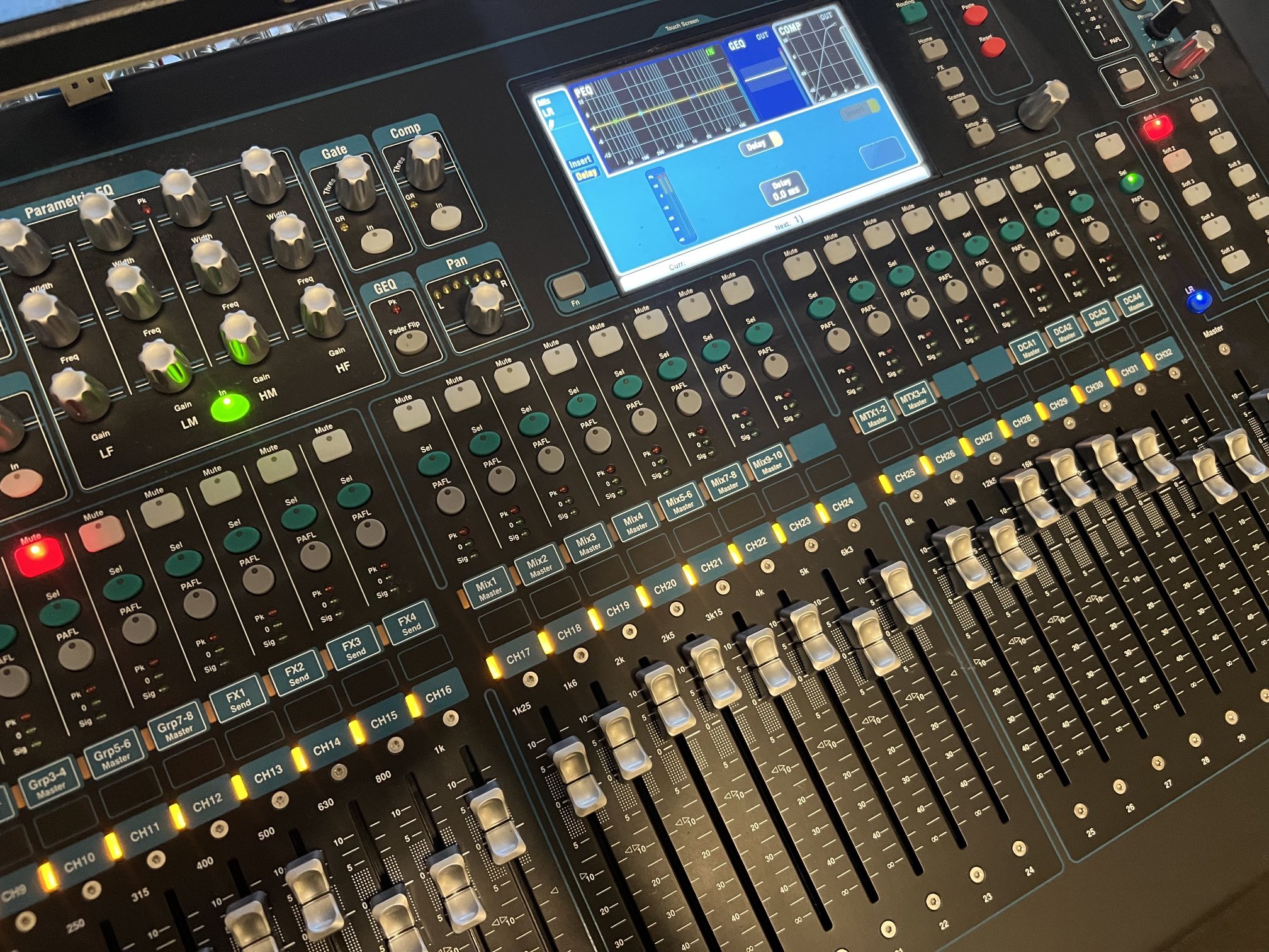 Allen & Heath QU-32 Chrome Edition Mixer Console Mint