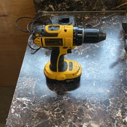 18 V DeWalt drill with battery and charger