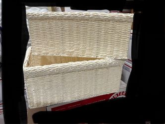 2 white wicker baskets with handle