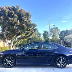 2022 Toyota Camry SE Hybrid One Owner 
