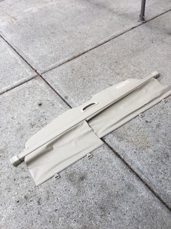 Retractable cargo cover