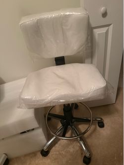 COMFORTABLE ESTHETICIAN CHAIR