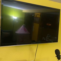 Panasonic 50” HDTV – Excellent Condition!and a wall-mount bracket included for free as a gift