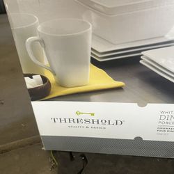 This dish Set has 4 Of everything