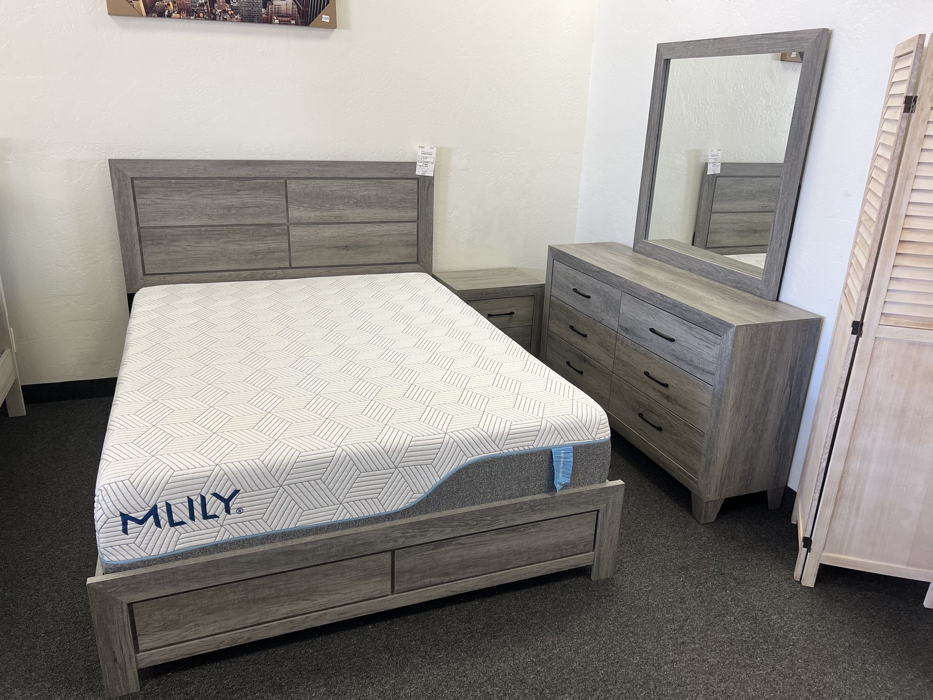 Queen Bedroom Set In Grey With Platform Bed Frame One Nightstand And Dresser With Mirror