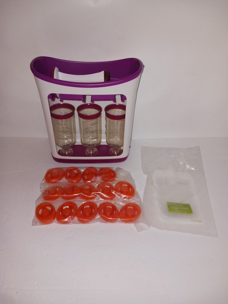 Infantino squeeze station with 1 pouch and caps