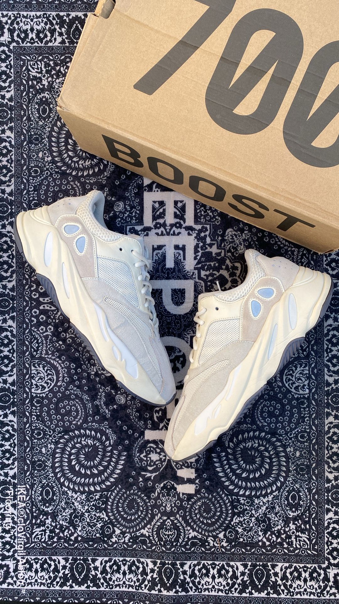 Yeezy 700 Analog 