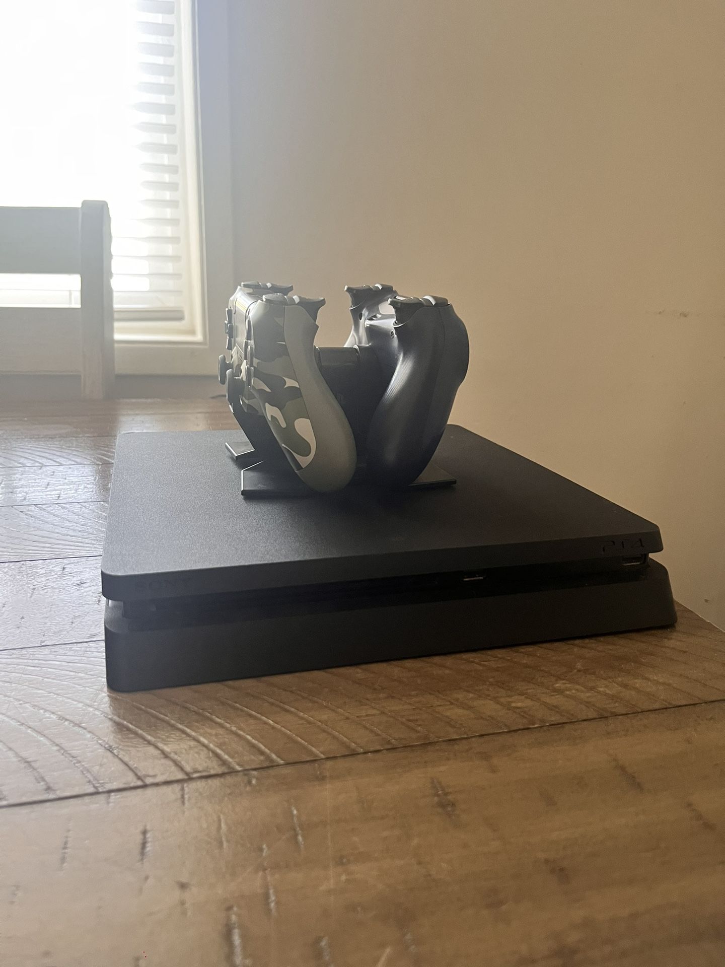 CHECK DESCRIPTION (PS4) PlayStation 4 With Charging Station, 2 Controllers. 