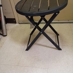 Folding patio table