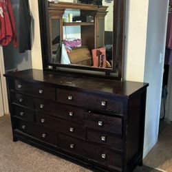 Dresser/2 Night stands 