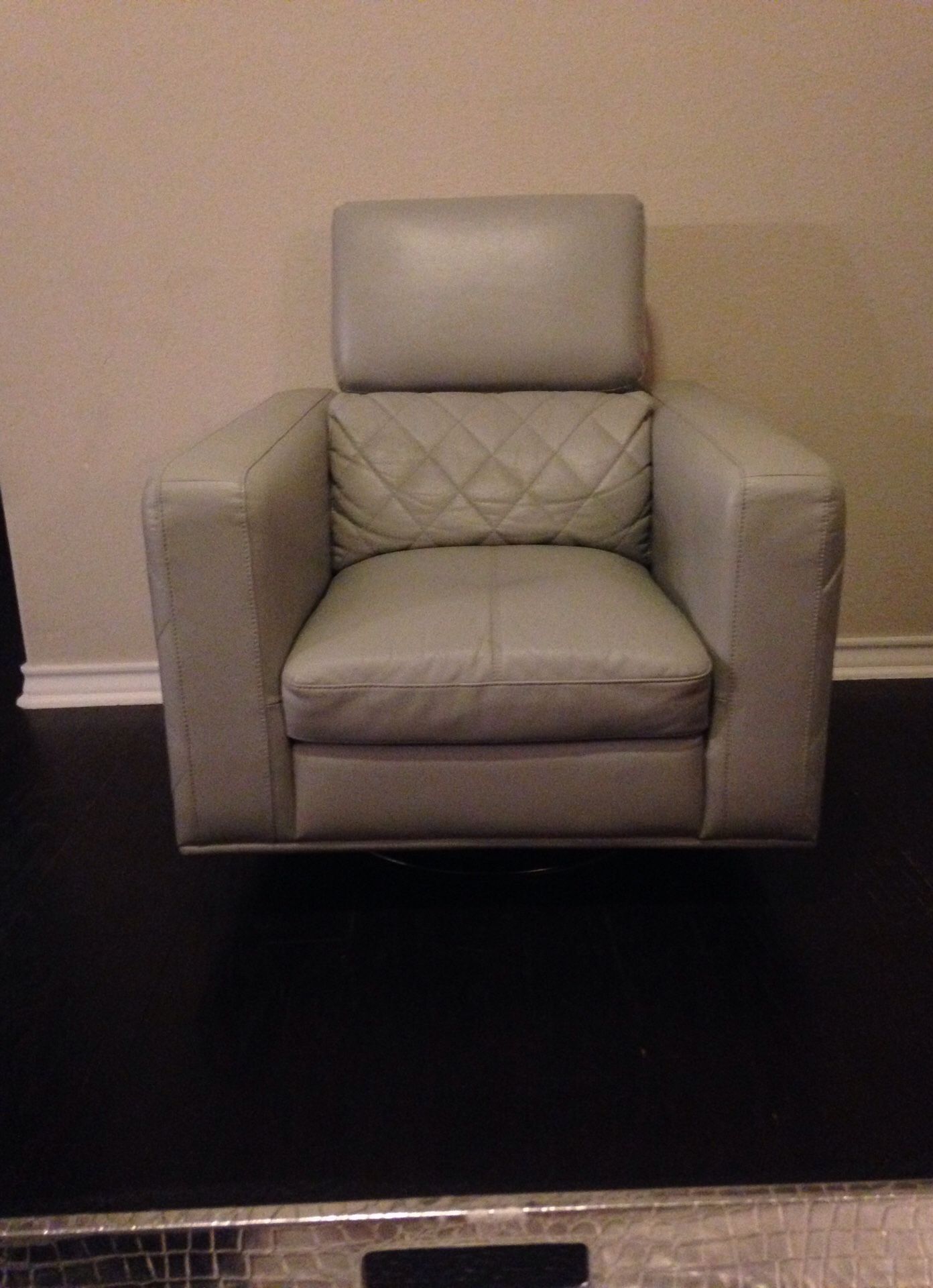 Sofia Vergara Sorrento Dove Swivel Chair for Sale in San Antonio