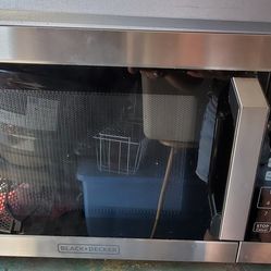 Black + Decker 0.9 Cu Ft 900W Digital Microwave- Microondas Digital