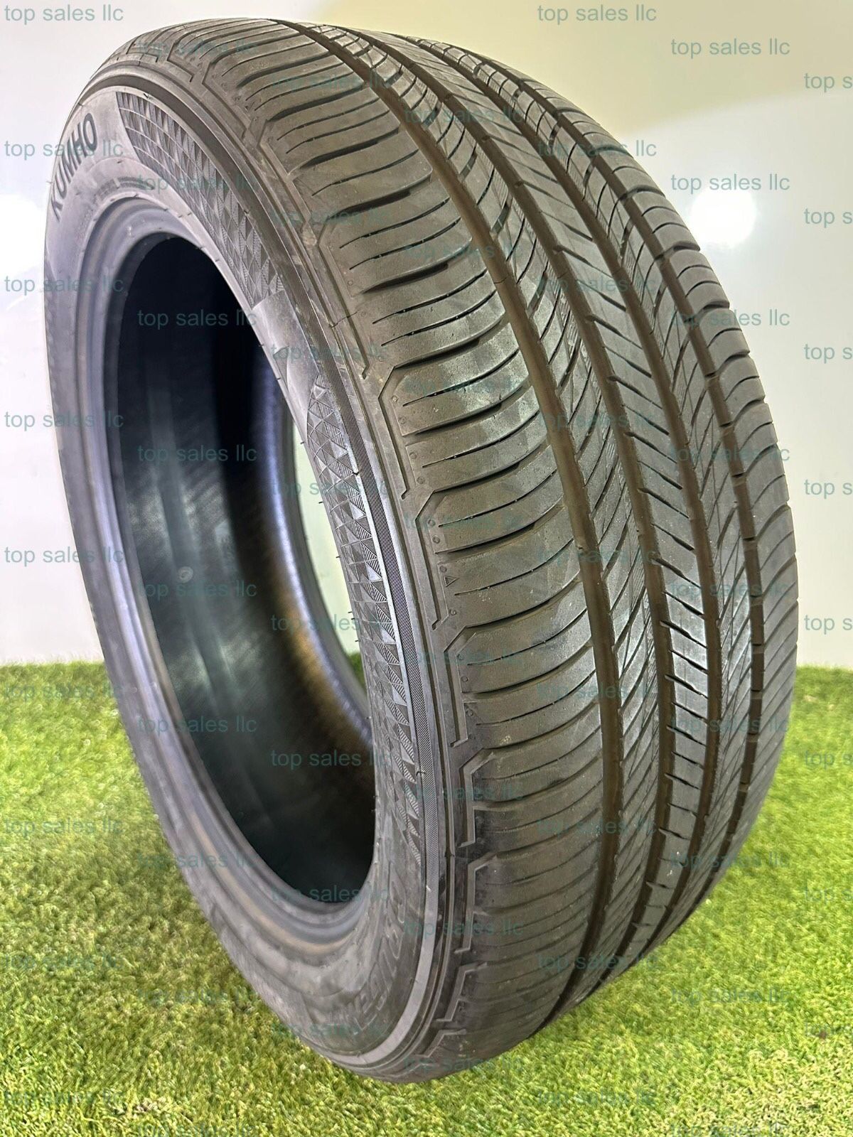 U561  275 50 22 111H  Kumho  Crugen HP71  One Used Tire 90% Life 