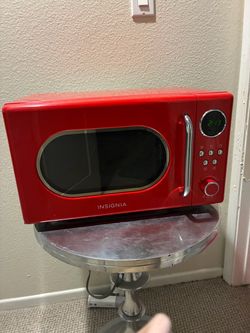 Insignia Retro Countertop Compact Microwave – Red
