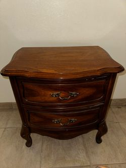 Traditional Wood 2-Drawer Nightstand / End Table