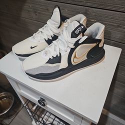 Nike kyries Low 5 white metalic gold size 8